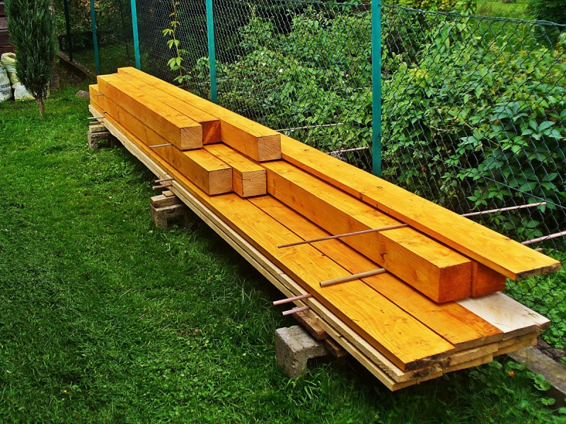 menuisier-ESPARRON-min_boards_the_rafters_joinery_tree_painting_wood_colored_paint-871508